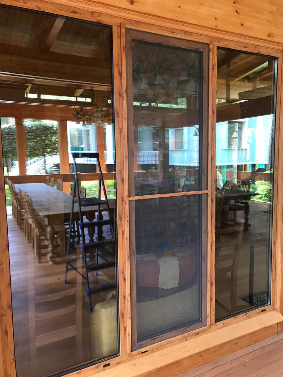 Москитные сетки на деревянном окне