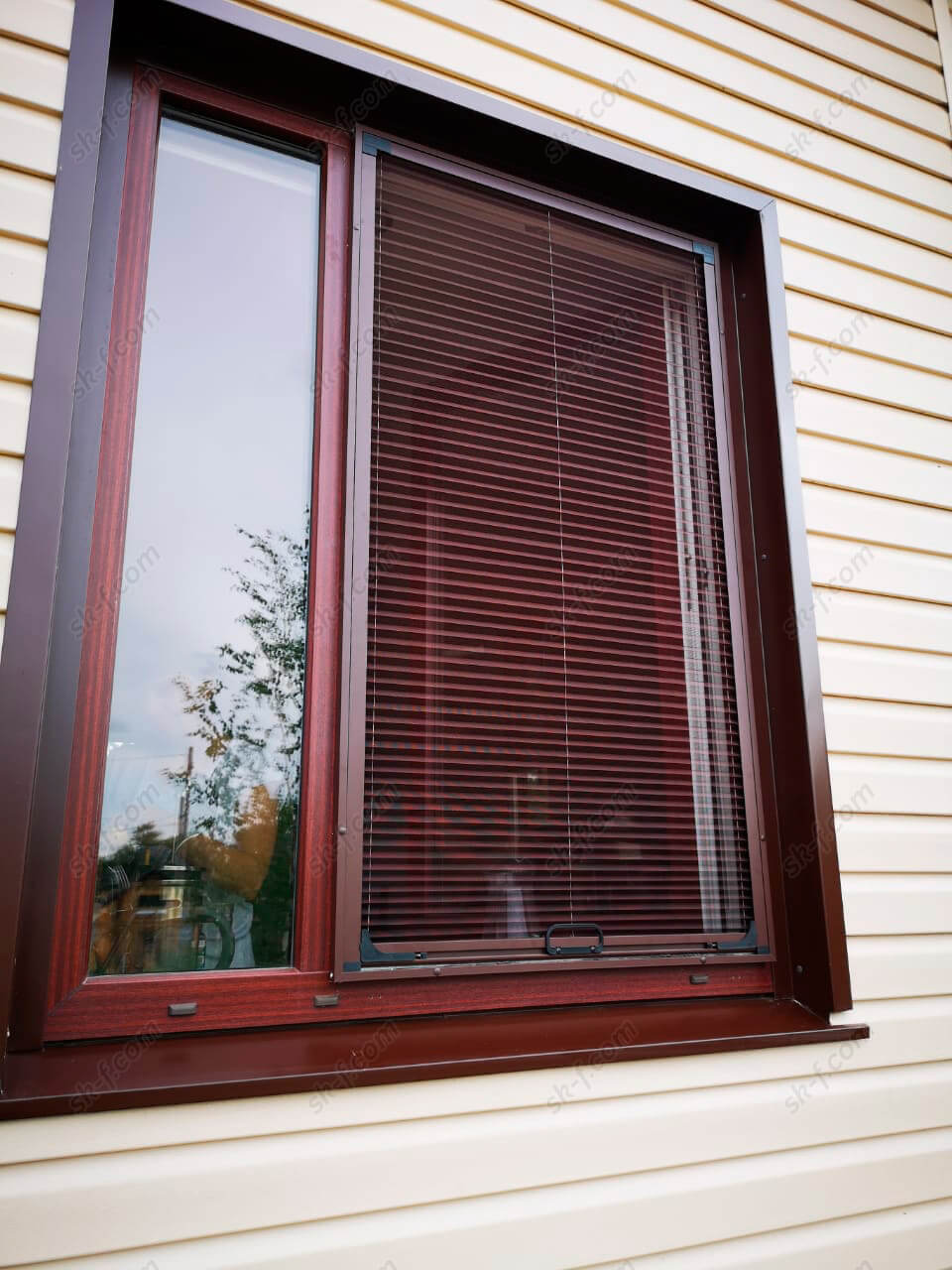 Москитная сетка плиссе на деревянном окне